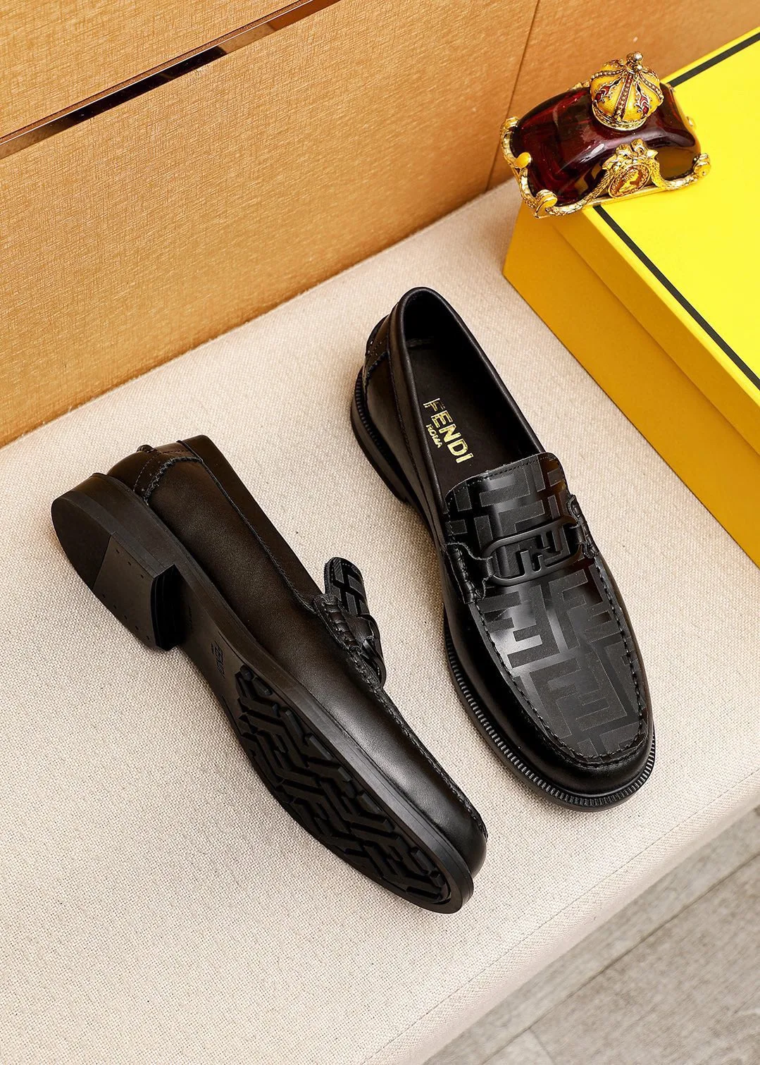 Men's shoes 💰460 💐 Product trademark: FENDI [Fendi] casual leather shoes Regular size: 38-44 (45🉑️customized) Product materials: Selected imported first-layer open-edge beaded cowhide leather upper + luxury hardware buckle, imported cowhide lining. Strong three-dimensional visual effect, rubber outsole Color: 1⃣️color optional